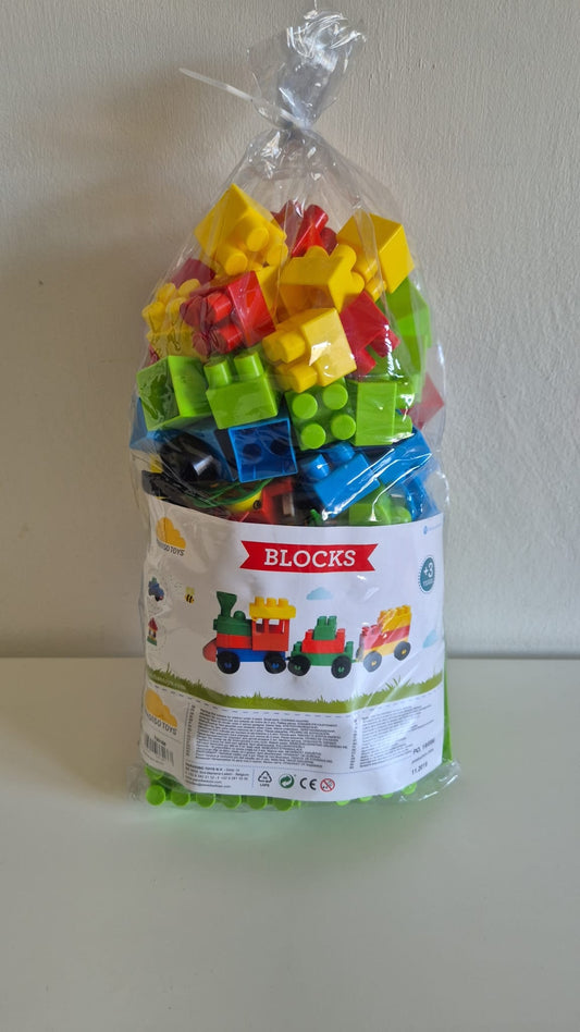 Zak met kleurrijke bouwblokken – speelgoed voor peuters en kleuters om mee te bouwen