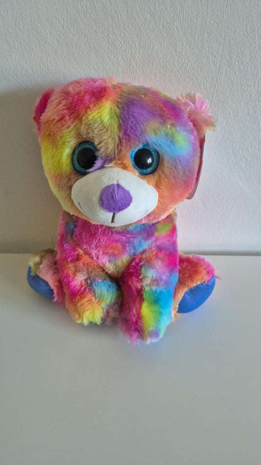 Regenboog knuffelbeer – kleurrijke pluche beer als zacht speelgoed voor peuters en kleuters