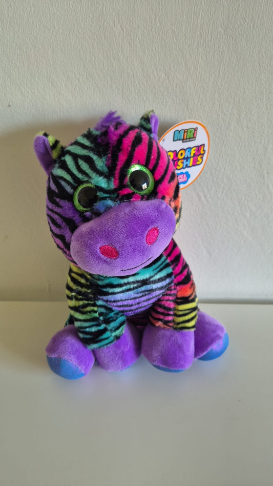 Pluche regenboog zebra knuffel met grote glitterogen – kleurrijk knuffeldier van MiRi Colorful Plushies