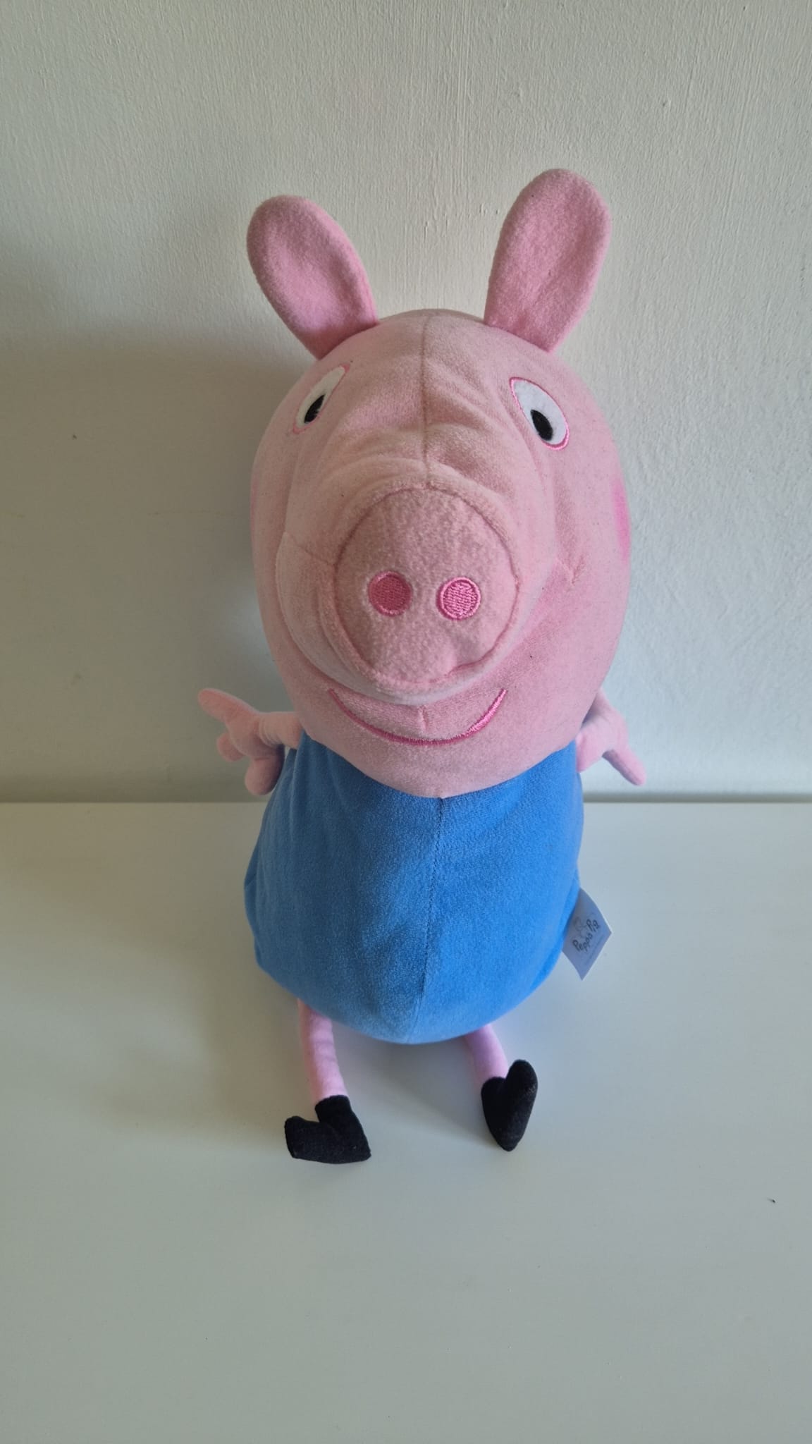 Pluche George Pig knuffel uit Peppa Pig – roze knuffelvarkentje met blauwe kleding, perfect voor peuters en kleuters