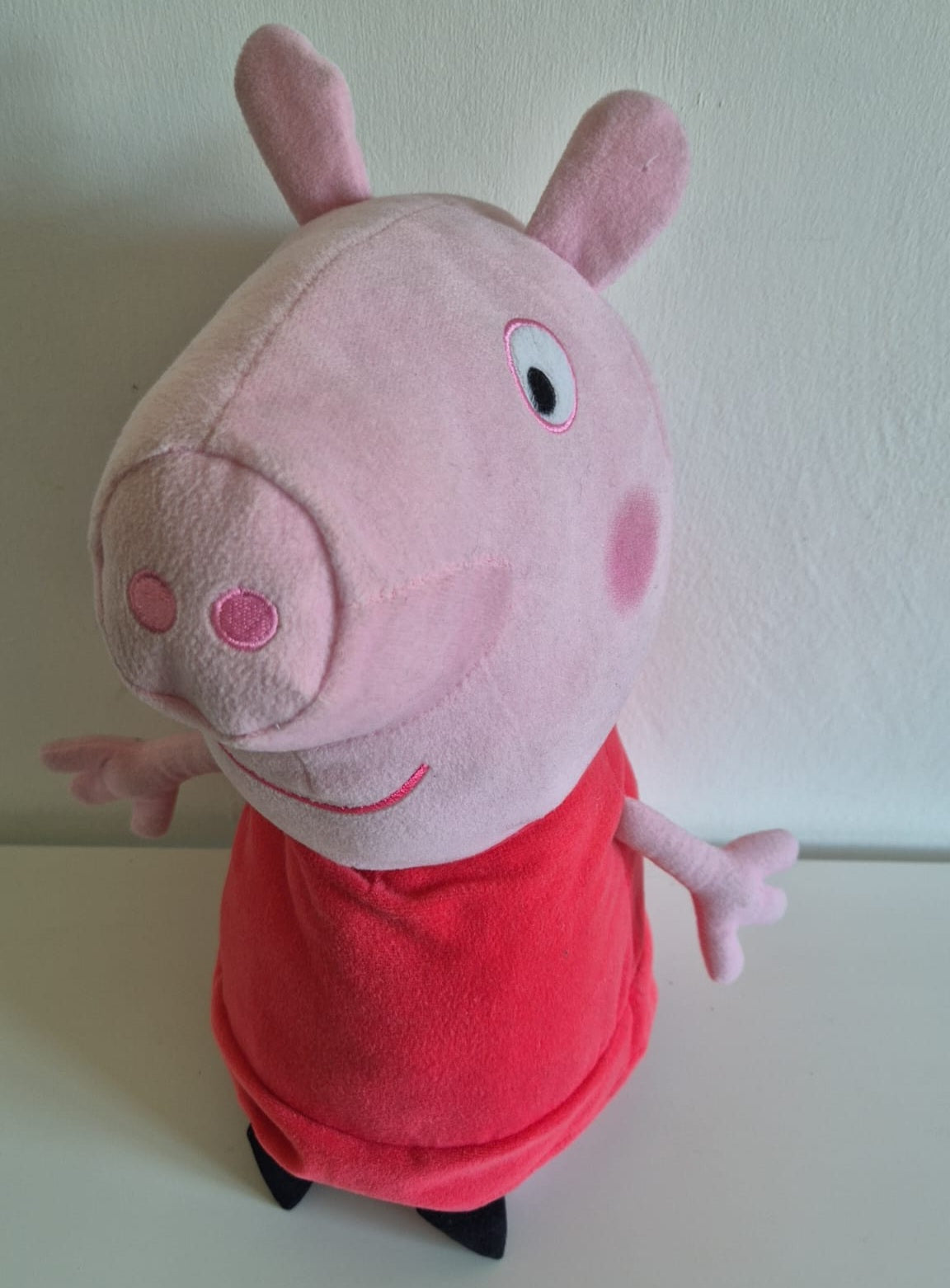 Zachte Peppa Pig knuffel in rode jurk – pluche speelgoed voor peuters en kleuters