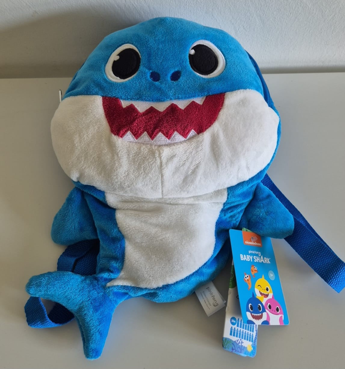 Baby Shark knuffeltas in blauw – multifunctionele pluche rugzak voor kinderen met speels design