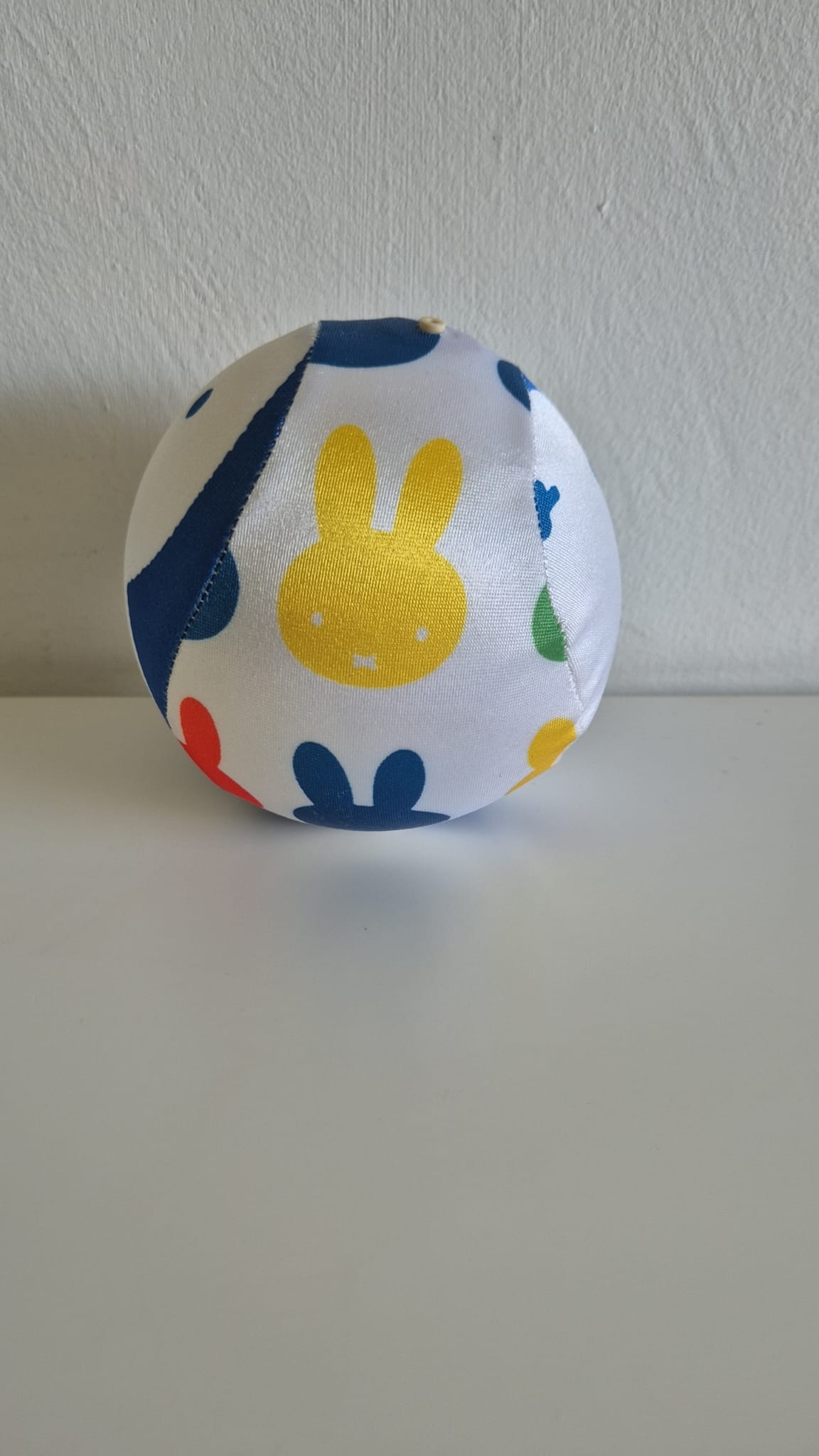 Kleurrijke speelbal met Miffy/Nijntje opdruk – leuk binnenspeelgoed voor jonge kinderen