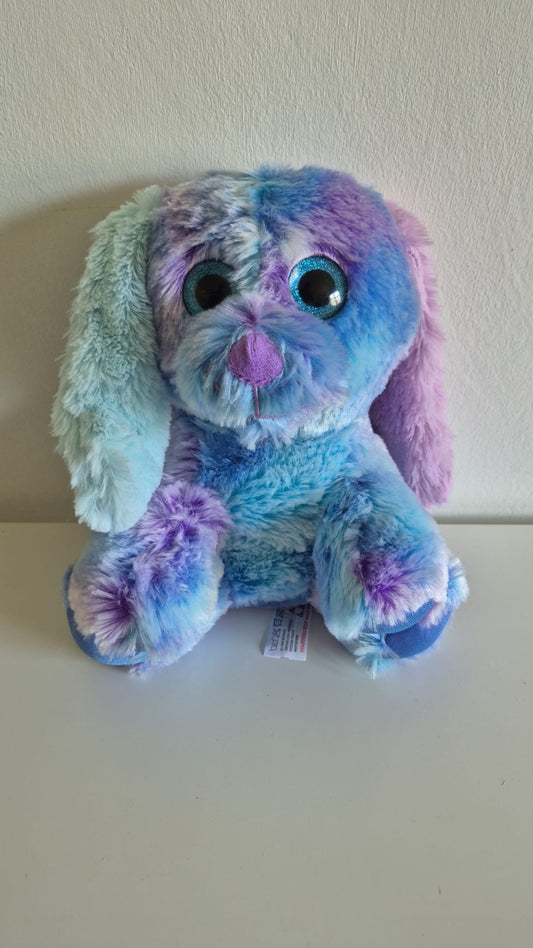 Pluche knuffelkonijn in pastelkleuren blauw, paars en turquoise met lange oren, grote glinsterende blauwe ogen en een paarse neus.