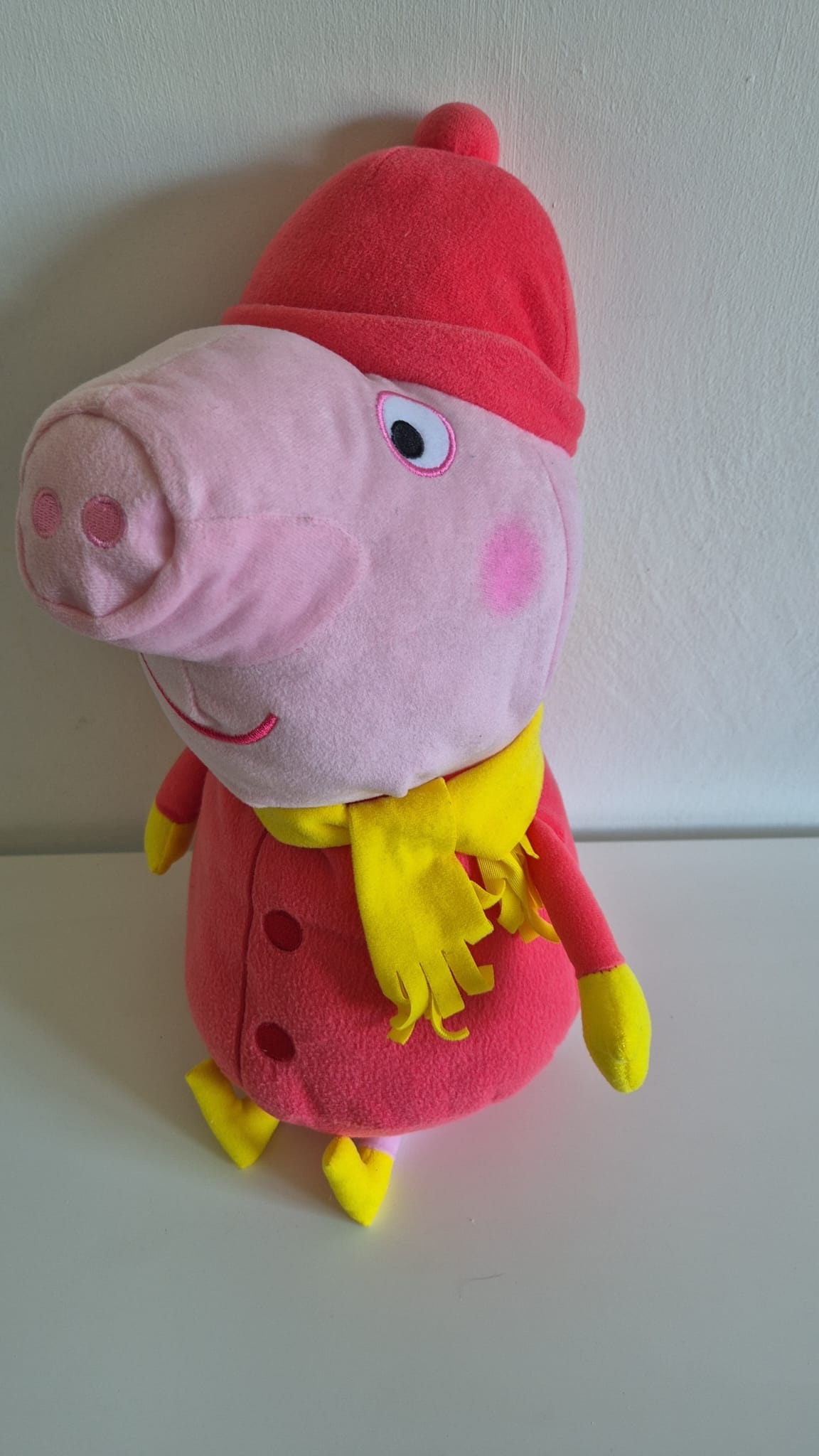 Peppa Pig knuffel in winteroutfit – pluche speelgoed met rode jas, muts en gele sjaal voor kinderen - 40cm